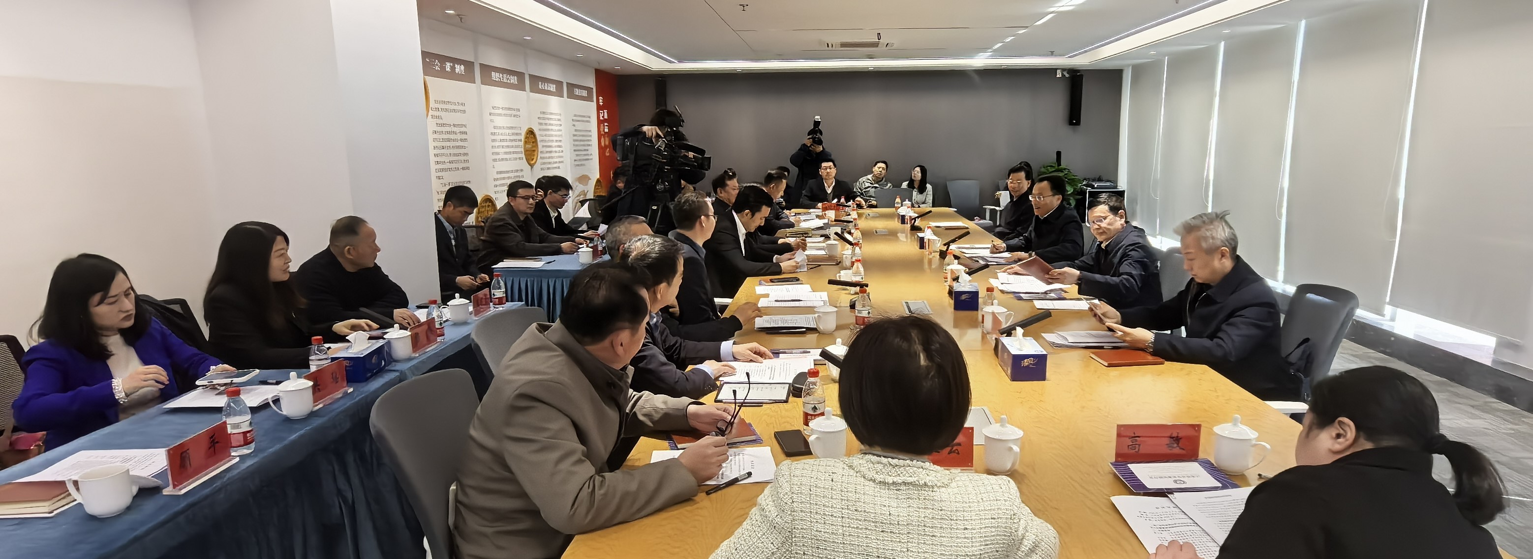 座谈会1.jpg